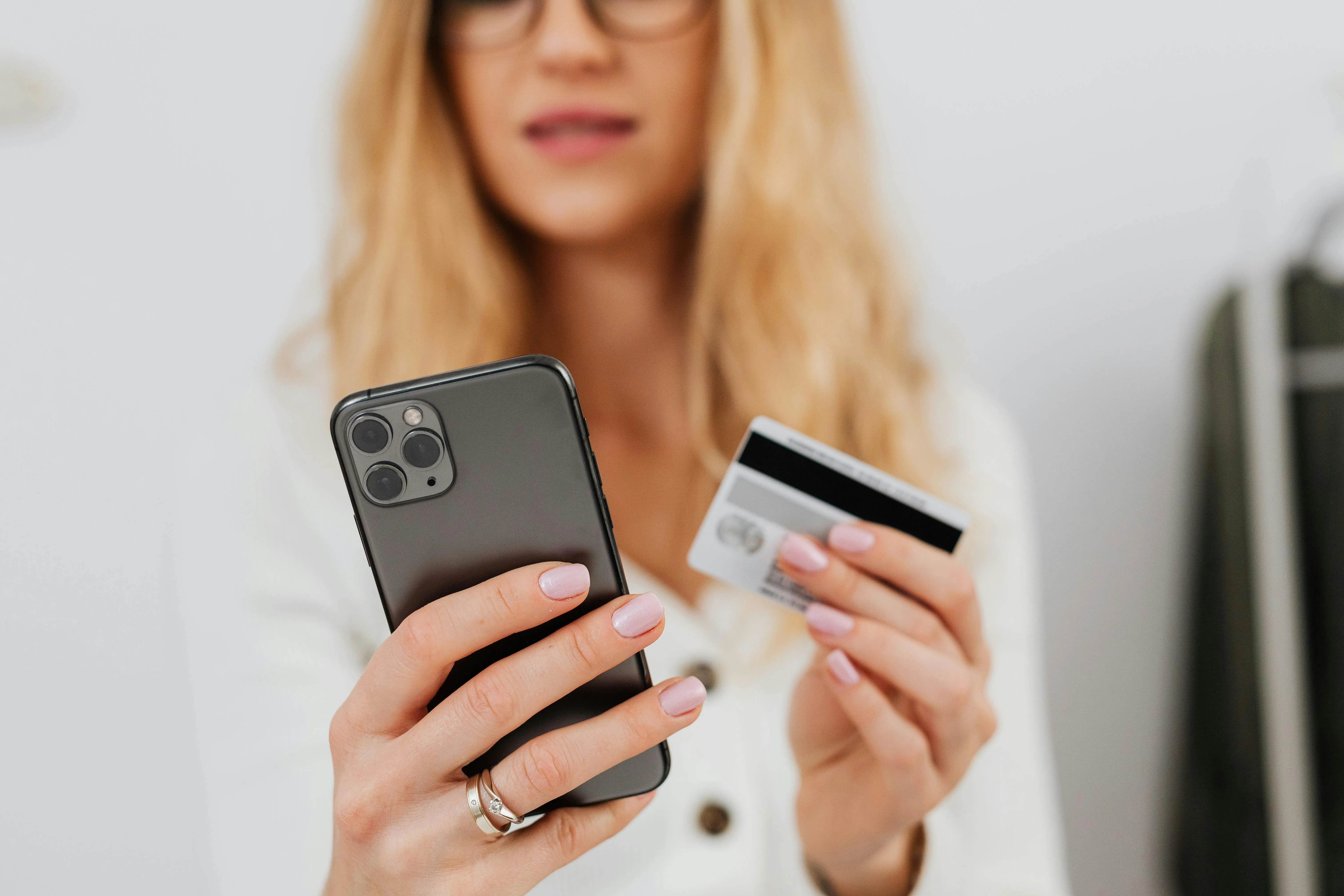 A shopper checking out from a Miami online store driven by eCommerce PPC campaigns