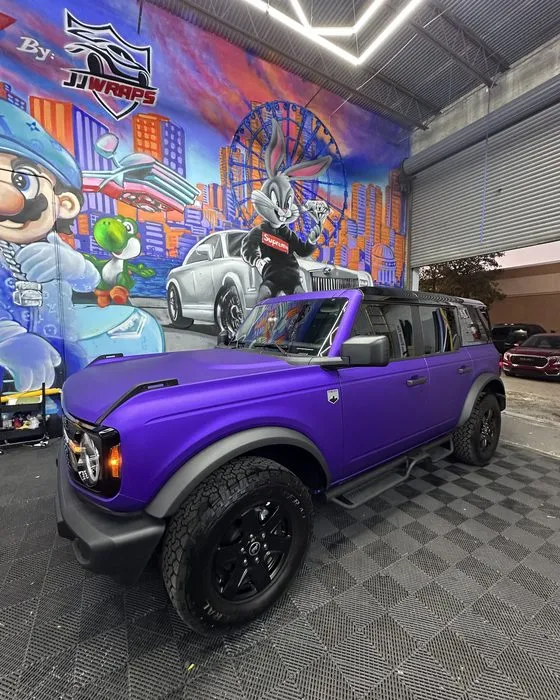 Ford Bronco morado en el taller de Galaxi Sound