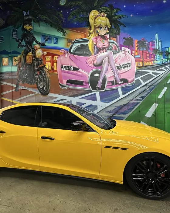 Maserati amarillo frente al mural del taller de Galaxi Sound
